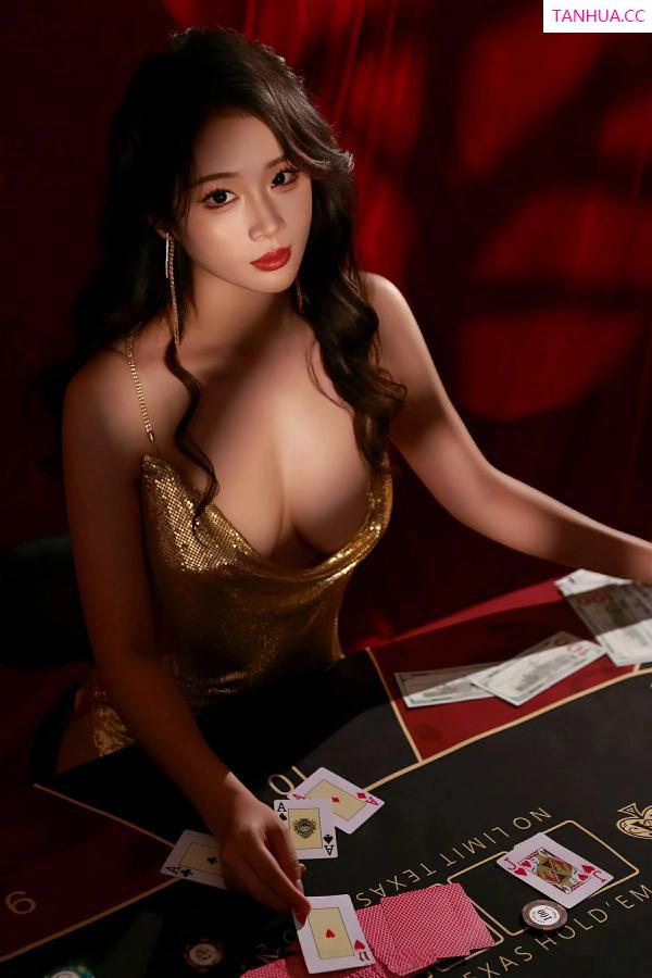   [XiuRen]高清写真图 2025.08.22 No.10681 南乔 金色吊带第53张图片